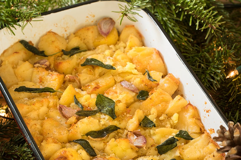 ovenschaal met geroosterde aardappels met knoflook en salie